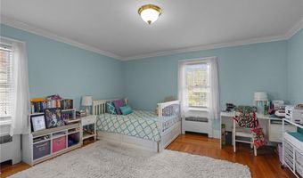 60 Ayrault St, Newport, RI 02840