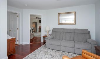 203 Fenner Ave 5, Middletown, RI 02842