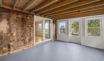 23 Algonquin Dr, Middletown, RI 02842