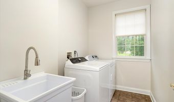 6 Sleepy Hollow Ct, Allentown, NJ 08501