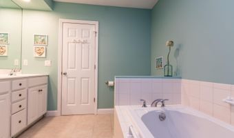 13 Hollyhock Knoll Ct 13, Bourne, MA 02532