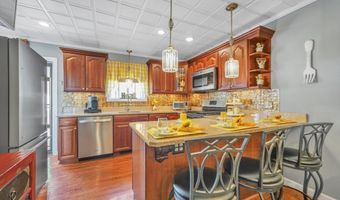 31 Darling St, Acushnet, MA 02743
