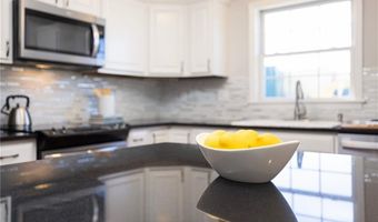 231 Maple Ave 204, Newport, RI 02840