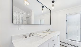 34 Beach Plum Rd, Narragansett, RI 02882