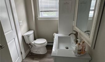 53 Center Ave, Middletown, RI 02842