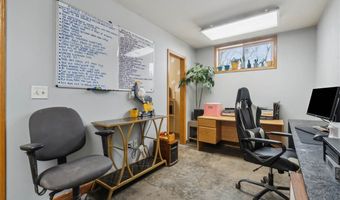 5276 Oakcrest Hill Rd SE, Riverside, IA 52327