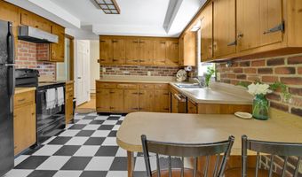 3 Deerfield Dr, Clinton, CT 06413
