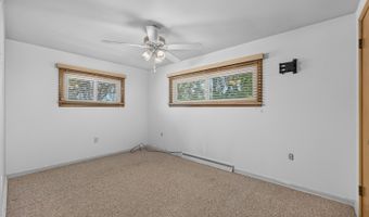 911 David St, Antioch, IL 60002