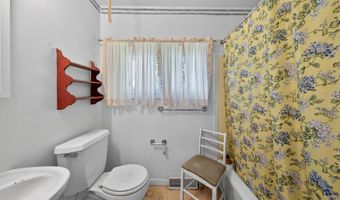 178 W SHELLEY Dr, Claymont, DE 19703