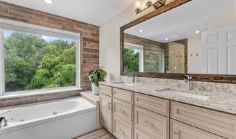 2535 Barrett Springs Dr, Ballwin, MO 63021