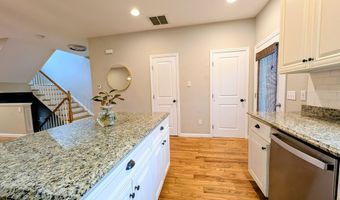 15 Old Oak Dr 15, Brookfield, CT 06804
