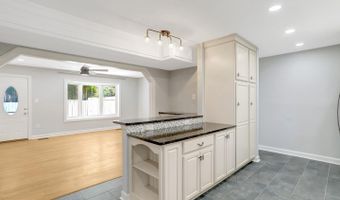 2935 LANDOVER St, Alexandria, VA 22305