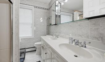 19 Sunset Rd W, Albertson, NY 11507