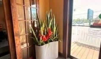 72 E Main Rd, Middletown, RI 02842