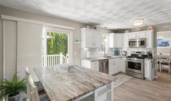 8 Mckay Ct, Warwick, RI 02889