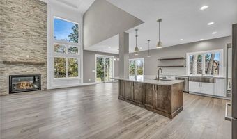 405 Club Dr W, Aurora, OH 44202