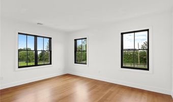 2 Stone Bridge Dr, Middletown, RI 02842