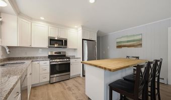 34 Foxhill Ave, Bristol, RI 02809