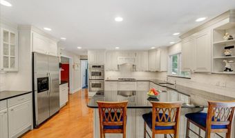 5 Trotter Ter, Belford, NJ 07718
