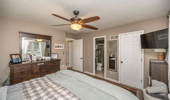 704 Woodrun Dr, Ballwin, MO 63021