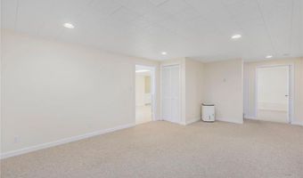 220 Island Dr, Middletown, RI 02842