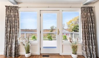 124 Houston Ave, Narragansett, RI 02882