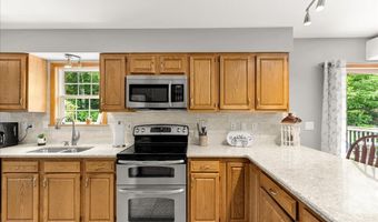 21 Bowling Green Ln, Belfast, ME 04915