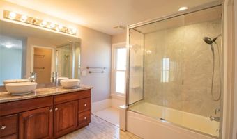 507 Glenmeadow Dr, Ballwin, MO 63011