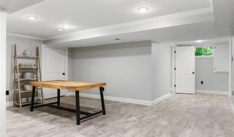 884 Village Brook Ct, Ballwin, MO 63021