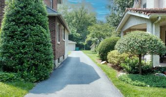 916 Audubon Pkwy, Audubon Park, KY 40213
