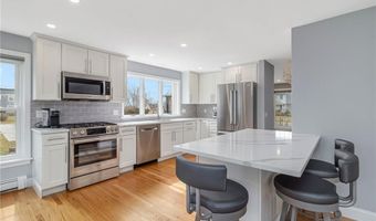 53 River Run Rd, Middletown, RI 02842