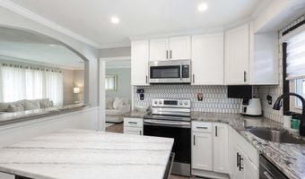 28 BIRCH St, Beachwood, NJ 08722