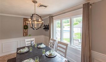 14 Wenscott Ln, North Providence, RI 02904