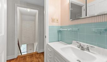 8 North Dr, Middletown, RI 02842