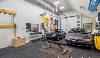 410 Greentree Ln NE, Ada, MI 49301