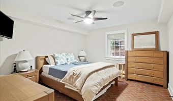1801 N HARTFORD St N, Arlington, VA 22201