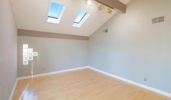 507 Glenmeadow Dr, Ballwin, MO 63011