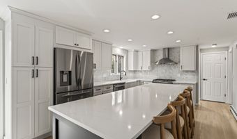 15 Berkshire Dr, Brookfield, CT 06804