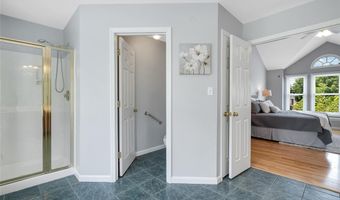 821 Heatherhaven Dr, Ballwin, MO 63011