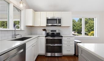 8 SCHOOL HOUSE Rd, Narragansett, RI 02882
