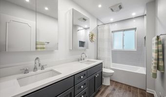 2631 N Stuart Dr, Arlington Heights, IL 60004