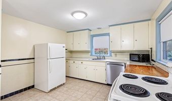 4 Chase Ln, Lincoln, RI 02865