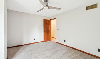 1331 N BRIARCLIFF Dr, Appleton, WI 54915