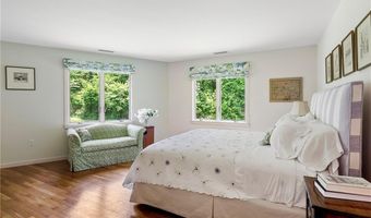 4 Alpond Dr, Newport, RI 02840