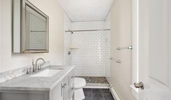 7 Marsh St, Newport, RI 02840