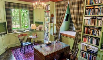 14 Leroy Ave, Newport, RI 02840