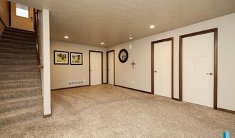 2720 E Sunburst Dr, Brandon, SD 57005