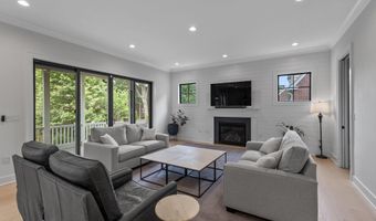 414 N MONROE St, Arlington, VA 22201