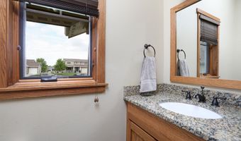 422 Stonegate Ct SW, Altoona, IA 50009