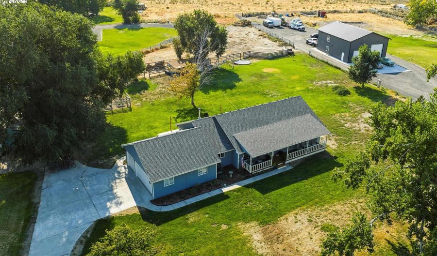 42803 E Ridge Crest Dr, Benton City, WA 99320 - 3 Beds, 2 Bath